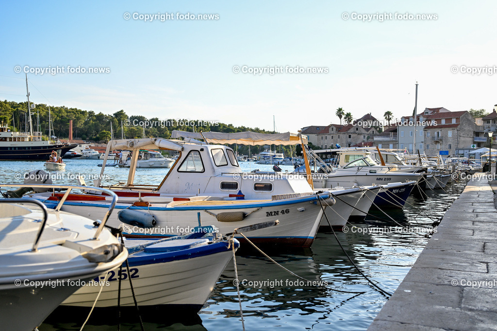 Kroatien_ Brac_ Insel in Dalmatien_ Milna_ 20.07.2025-13 | 20.07.2025, Kroatien, HRV, Brac, Insel in Dalmatien, Milna im Bild Themenbild, Milna, Hafenortschaft in der Gespanschaft Split-Dalmatien auf der Insel Brac, Hafen, Boote, Motorboot, Haeuser, Gebauede, Feature, Symbolbild