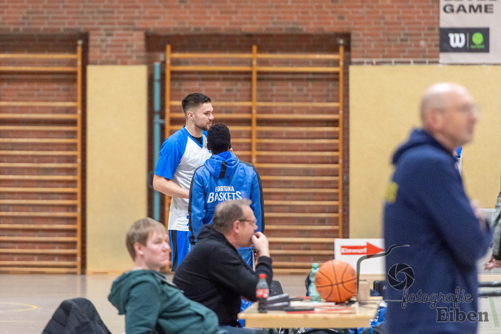 TSG Westerstede-Fortuna Logabirum | Basketball 2. Regionalliga; TSG Westerstede 2 (weiß)- Fortuna Logabirum (blau) am 12.12.2025 in Westerstede (Hössensportzentrum), Photo: Philip Eiben 2025 - Realisiert mit Pictrs.com