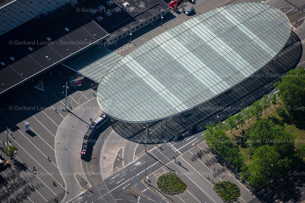 4035430 | BRAUNSCHWEIG 31.07.2020 ZOB Omnibus- Bahnhofs- Terminal an der Verkehrsbetriebe am Berliner Platz in Braunschweig im Bundesland Niedersachsen, Deutschland. Weiterführende Informationen bei: Braunschweiger Verkehrs-GmbH,  Planungsgruppe Dröge Baade Drescher GmbH + Co. KG,  welp architekten Gbr. // Central Bus Station for Public Transportation on Berliner Platz in Brunswick in the state Lower Saxony, Germany. Further information at: Braunschweiger Verkehrs-GmbH,  Planungsgruppe Droege Baade Drescher GmbH + Co. KG,  welp architekten Gbr. Foto: Gerhard Launer