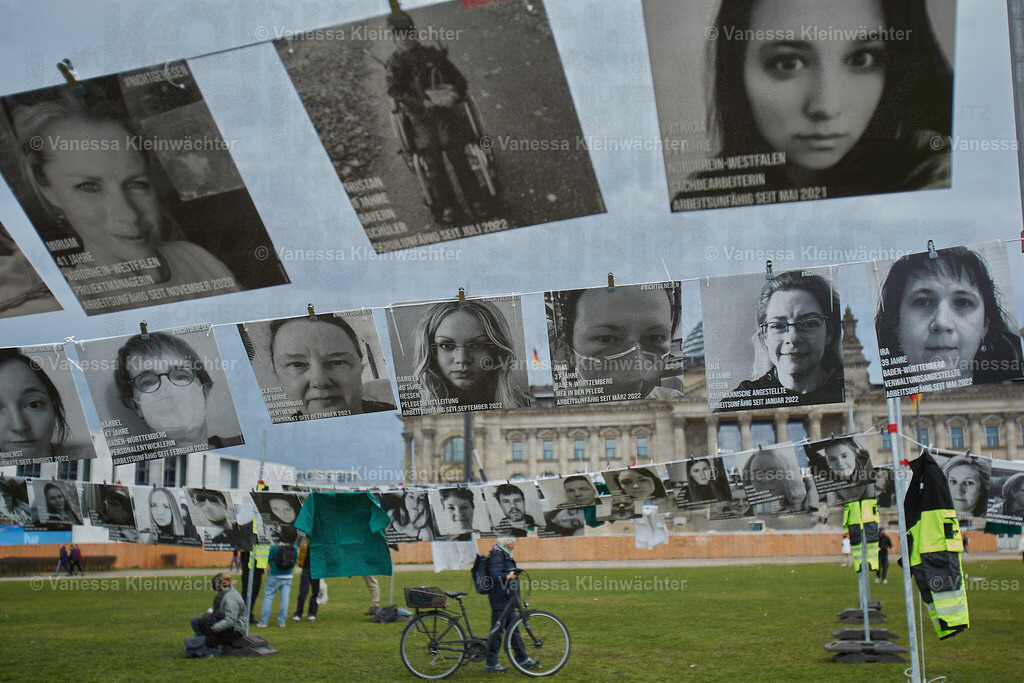#NichtGenesen am Bundestag zum International LongCovid Awareness Day 2024 | Mit Fotos von arbeitsunfähigen Betroffenen fordert die Initiative #NichtGenesen anlässlich des International LongCovid Awareness Day am 15.03.2024 vor dem Reichstag mehr Geld für Forschung und soziale Absicherung. Bundesgesundheitsminister Karl Lauterbach und weitere MdBs sprechen mit den Demonstrant*innen. - Realisiert mit Pictrs.com