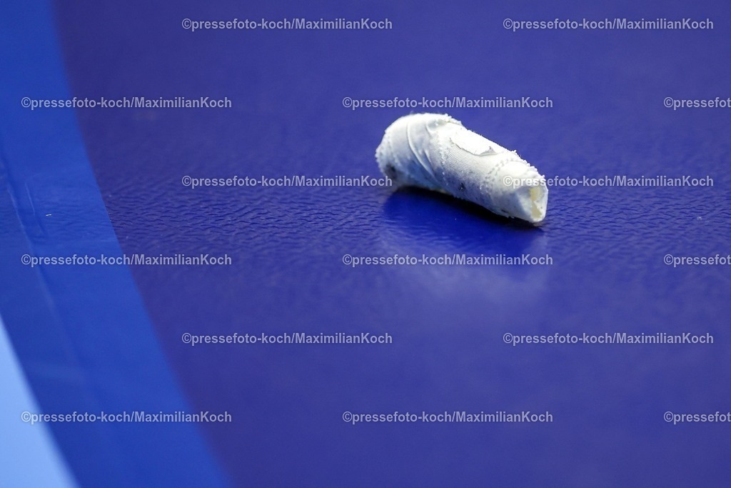 EHF24012601117 | 24.01.2026, Handball, Men's EHF EURO 2026, Frankreich - Portugal, Jyske Bank Boxen in Herning, Dänemark, Main Round: Feature Tape Finger abgefallen Fingertape Sporttape