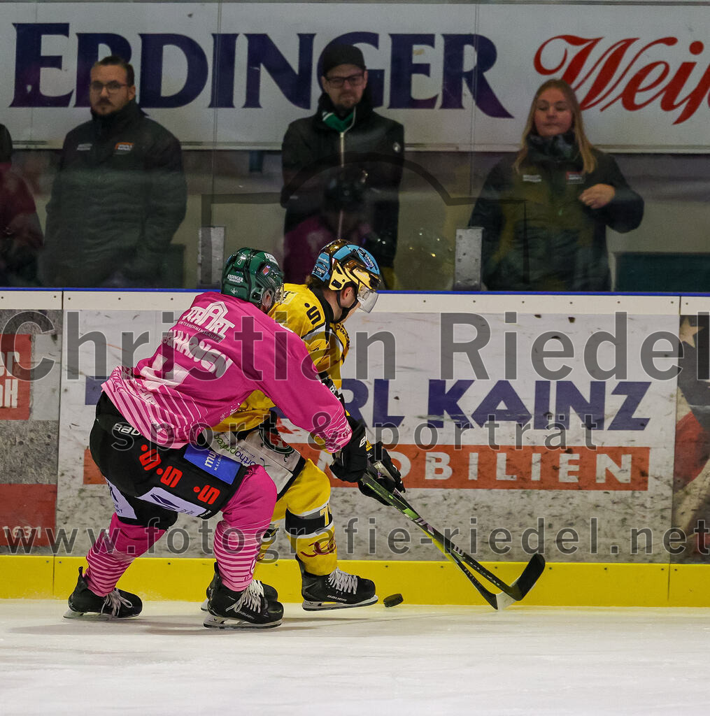 2025-10-28_055_TSV_Erding_gegen_Toelzer_Loewen | Erding, Deutschland, 28.10.2025:Eishockey, Oberliga Süd 2025 / 2026, 13. Spieltag, TSV Erding gegen Tölzer Löwen, Endergebnis: 2:5Ludwig Nirschl (Tölzer Löwen, #74), Jesse Kauhanen (Erding Gladiators, #4)Foto: Christian Riedel / fotografie-riedel.net