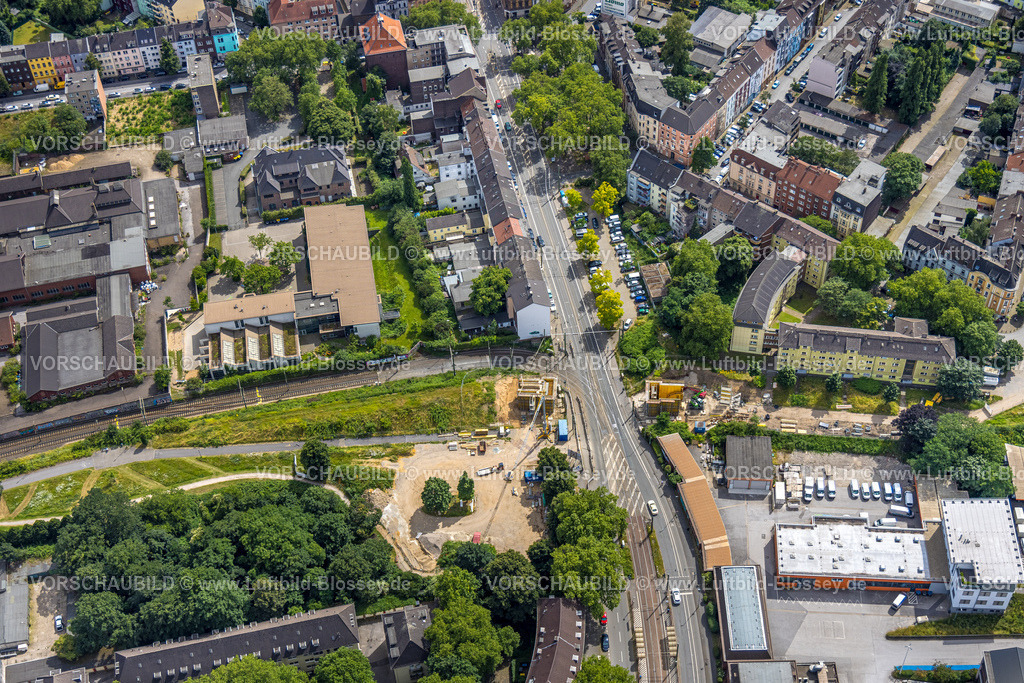 Duisburg240705153-Mitte | Luftbild, Baustelle und Neubau einer Brücke über die Heerstraße, Spielplatz Platanenhof und GGS Friedenstraße Grundschule, dahinter die Alte Feuerwache Hochfeld, Hochfeld, Duisburg, Ruhrgebiet, Nordrhein-Westfalen, Deutschland