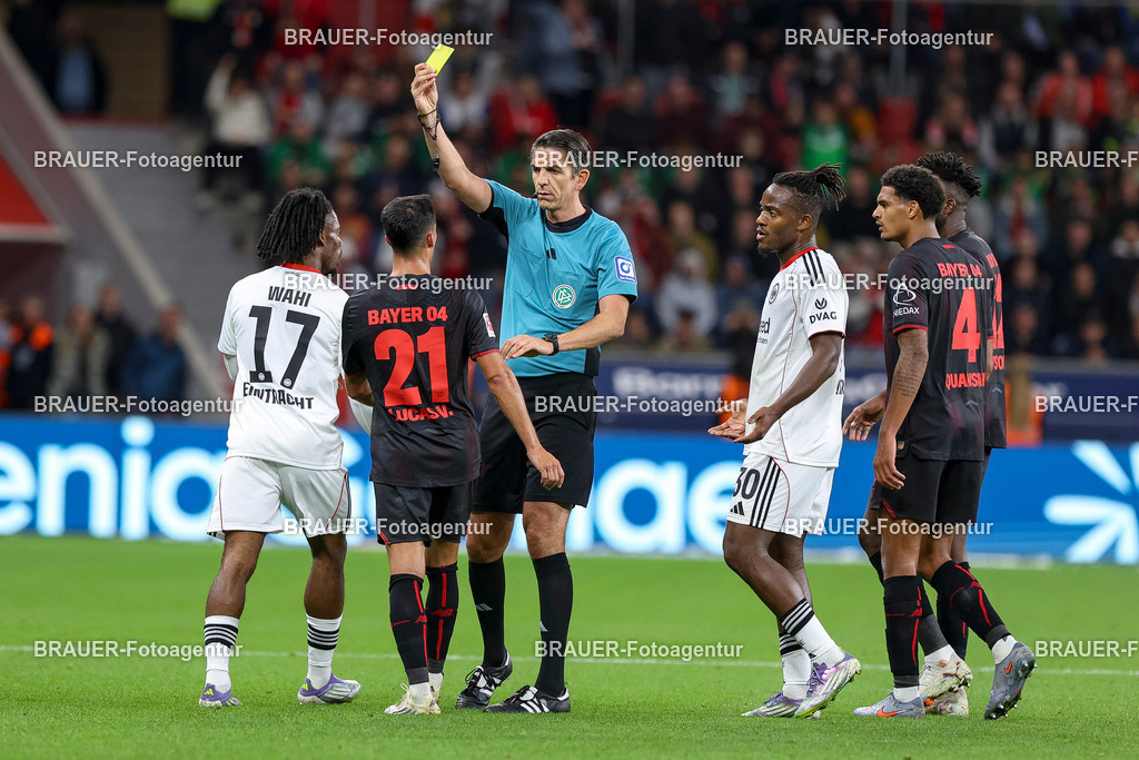 Bayer 04 Leverkusen vs Eintracht Frankfurt - Bundesliga  | Leverkusen, Deutschland, 12.09.25:   Elye Wahi (Eintracht Frankfurt) und Lucas Vazquez (Bayer 04 Leverkusen) erhaelt die gelbe Karte von Schiedsrichter Deniz Aytekin waehrend des Spiels der Bundesliga zwischen  Bayer 04 Leverkusen vs Eintracht Frankfurt in der BayArena(Foto von Brauer-Fotoagentur / Adrian Schlueter)
