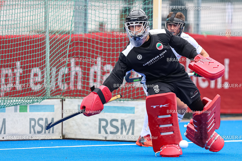 Crefelder HTC und Club an der Alster   | Krefeld, Deutschland 24.09.2022,Torwart Joshua Onyekwue Nnaji (Crefelder HTC) in Aktion, am Ball, Einzelaktion, 

beim 1. Bundesliga Spiel der Herren zwischen Crefelder HTC und Club an der Alster  auf der Gerd Wellen Hockeyanlage am 24. September 2022 in Krefeld.

(Foto: BRAUER-Fotoagentur)
 