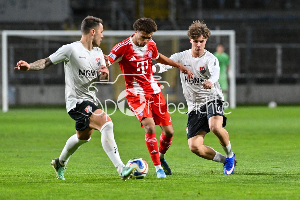FC Bayern Amateure - TSV Aubstadt | MÜNCHEN, GERMANY - 24. APRIL: im Duell Marco NICKEL (TSV Aubstadt 29), Aadiki CHEMWOR (FC Bayern München II 13) und und Luke BARGET (TSV Aubstadt 7) während dem Match zwischen den Amateuren des FC Bayern und dem TSV Aubstadt am 31. Spieltag der Regionalliga Bayern im Grünwalder Stadion
