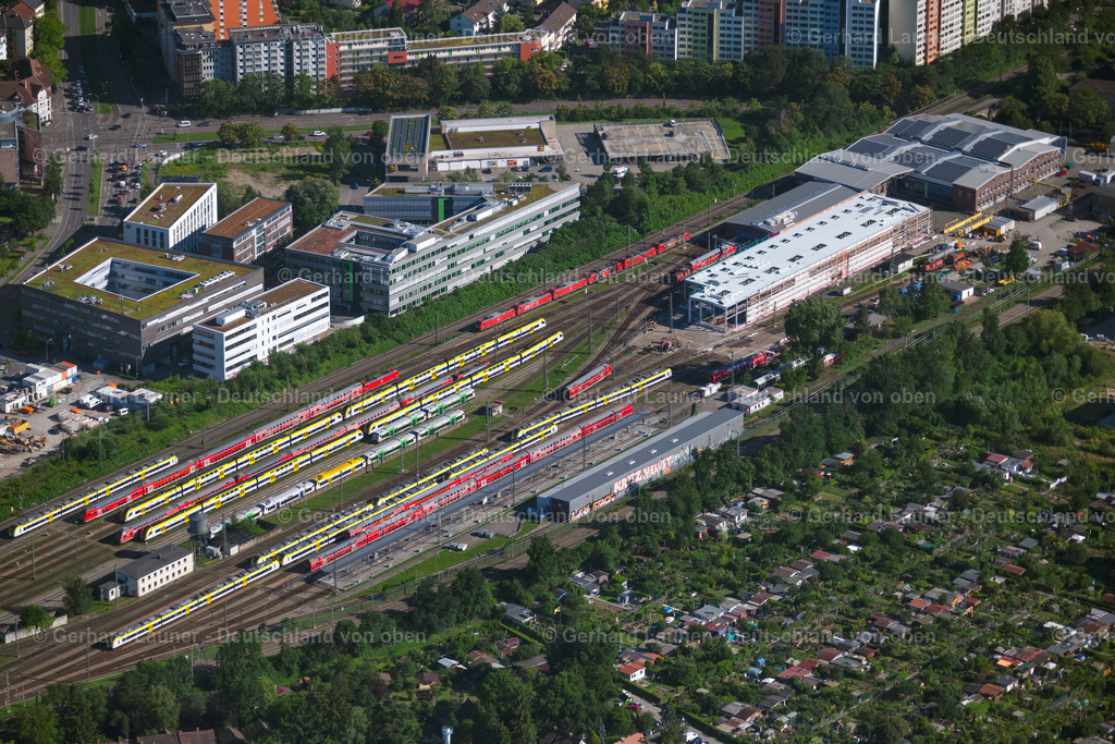 4034113 | FREIBURG IM BREISGAU 30.06.2020 Bahnbetriebswerk und Ausbesserungswerk, Wartung und Instandhaltung von Zügen des Regionalverkehrs in Freiburg im Breisgau im Bundesland Baden-Württemberg, Deutschland. // Railway depot and repair shop for maintenance and repair of trains of passenger transport in Freiburg im Breisgau in the state Baden-Wurttemberg, Germany. Foto: Gerhard Launer