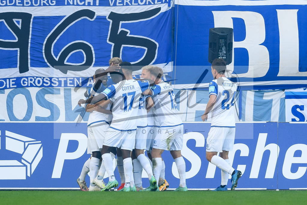 FCMFCK20210904_007 | Fussball, Herren: Luca Schuler (1. FC Magdeburg) Torjubel, jubelt mit seiner Mannschaft nach dem Treffer zum 1:0 beim Spiel der 3. Liga zwischen 1. FC Magdeburg und 1. FC Kaiserslautern in der MDCC-Arena am 04.09.2021 in Magdeburg, Deutschland.DFB / DFL REGULATIONS PROHIBIT ANY USE OF PHOTOGRAPHS AS IMAGE SEQUENCES AND/OR QUASI-VIDEO. - Realisiert mit Pictrs.com