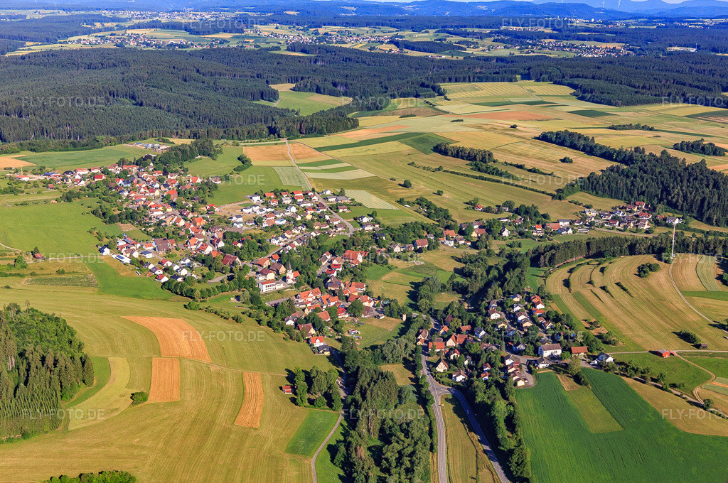 Luftbild: Dorfansicht von Südosten im Ortsteil Flözlingen in Zimmern im Bundesland Baden-Württemberg in Deutschland. Foto: IMG_149277.jpg vom 29.06.2025 durch Werner Riehm/FLY-FOTO.de
