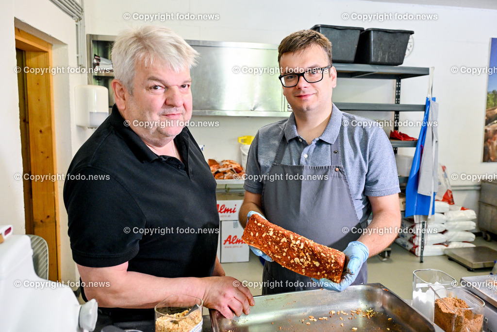 Piberstein_ Speck Haudum_ 18.06.2024-32 | 18.04.2024, Piberstein, AUT, Speck Haudum, im Bild Peter und Lukas Haudum bereiten Fleisch zur Speckproduktion vor