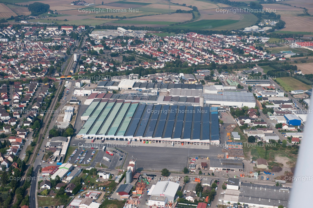 _D7N0906 | Luftbilder Solardächer Bergstrasse  Die zum Zeitpunkt ihrer Errichtung größte Photovoltaik-Dachflächenanlage der Welt wurde 2005 auf dem Gebäude eines Logistikunternehmens in Bürstadt (Hessen) in Betrieb genommen. Die Photovoltaikanlage wird von der Projektgemeinschaft Sonnenfleck-TTS-Bürstadt betrieben, hat eine Nennleistung von 5 MWp.Bild: Thomas Neu,Bild: Thomas Neu