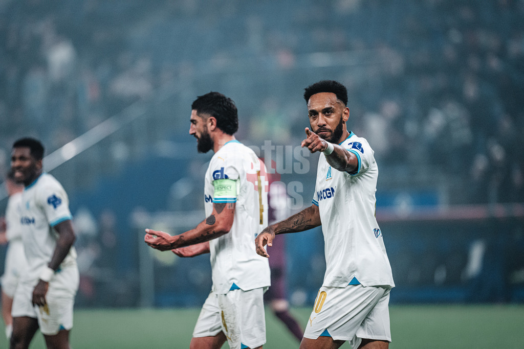Fußball | Herren | Saison 2023/2024 | Play-Offs Europa League | FC Shakhtar Donetsk (UKR) vs. Olympique Marseille (FRA) | 15.02.2024 | Pierre-Emerick Aubameyang (#10, Olympique Marseille) jubelt nach sienem Treffer und zeigt mit seinem Finger