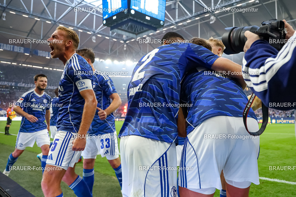 1_S04BER_20250801_1346.JPG -  - FC Schalke 04 - Hertha BSC Berlin - 2. Bundesliga | Gelsenkirchen, Deutschland, 01.08.25: Nikola Katic (FC Schalke 04) Torjubel, jubelt mit seiner Mannschaft nach dem Treffer zum 2:0 waehrend des Spiels der 2. Bundesliga zwischen FC Schalke 04 - Hertha BSC Berlin in der Veltins-Arena am 01. August 2025 in Gelsenkirchen, Deutschland. (Foto von Stefan Brauer/Brauer-Fotoagentur)DFB/DFL REGULATIONS PROHIBIT ANY USE OF PHOTOGRAPHS AS IMAGE SEQUENCES AND/OR QUASI-VIDEO.