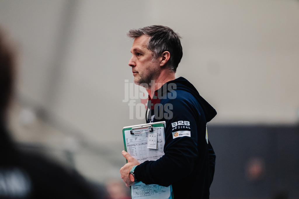 Volleyball | Frauen | Saison 2025/2026 | Volleyball Bundesliga | ETV Hamburger Volksbank Volleys vs. VfB Suhl LOTTO Thüringen | 07.03.2026 | Trainer Laszlo Hollosy (VfB Suhl LOTTO Thüringen)