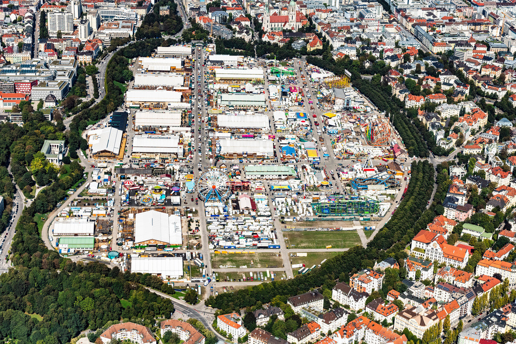 dr__0010117.jpg | MüNCHEN 18.09.2018 Aufbauarbeiten auf dem Festgelände des Münchener Oktoberfestes auf der Theresienwiese in München im Bundesland Bayern. Der Aufbau der großen Festzelte der Brauereien des mundartlich Wiesn genannten Volksfestes beginnt zwei Monate vor Eröffnung. // Area of the Munich Oktoberfest at the Theresienwiese in Munich, Bavaria. Foto: Daniel Reiter