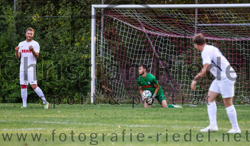 2023-07-18_081_FC_Herzogstadt_gegen_FC_Eitting | Erding, Deutschland, 18.07.2023:
Fußball, TOTO Pokal 2023 / 2024, 1. Spieltag, FC Herzogstadt gegen FC Eitting, Endergebnis: 2:4 n.E.

Christoph Härtl (FC Eitting, #23), Torwart Noah Mpatsios (FC Eitting, #1)

Foto: Christian Riedel / fotografie-riedel.net