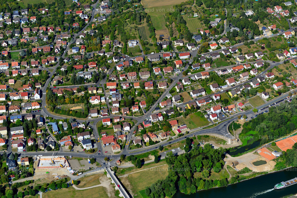 3650356 | KLEINOCHSENFURT 31.08.2016 Wohngebiet - Mischbebauung der Mehr- und Einfamilienhaussiedlung  in Kleinochsenfurt im Bundesland Bayern, Deutschland // Residential area - mixed development of a multi-family housing estate and single-family housing estate  in Kleinochsenfurt in the state Bavaria, Germany Foto: Gerhard Launer