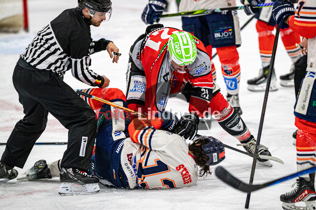 TSV Peißenberg Miners vs ESC Kempten SHARKS | Eishockey Bayernliga Vorbereitung 2024/2025, TSV Peißenberg Miners vs ESC Kempten SHARKS, 20241004,Kampf Florian SEELMANN (Miners 21) und Nikolai STREIF (SHARKS 13),2024-10-04 in Peißenberg (Eisstadion)Nikolai STREIF (SHARKS 13), Florian SEELMANN (Miners 21)Copyright: WolfgangxLindner