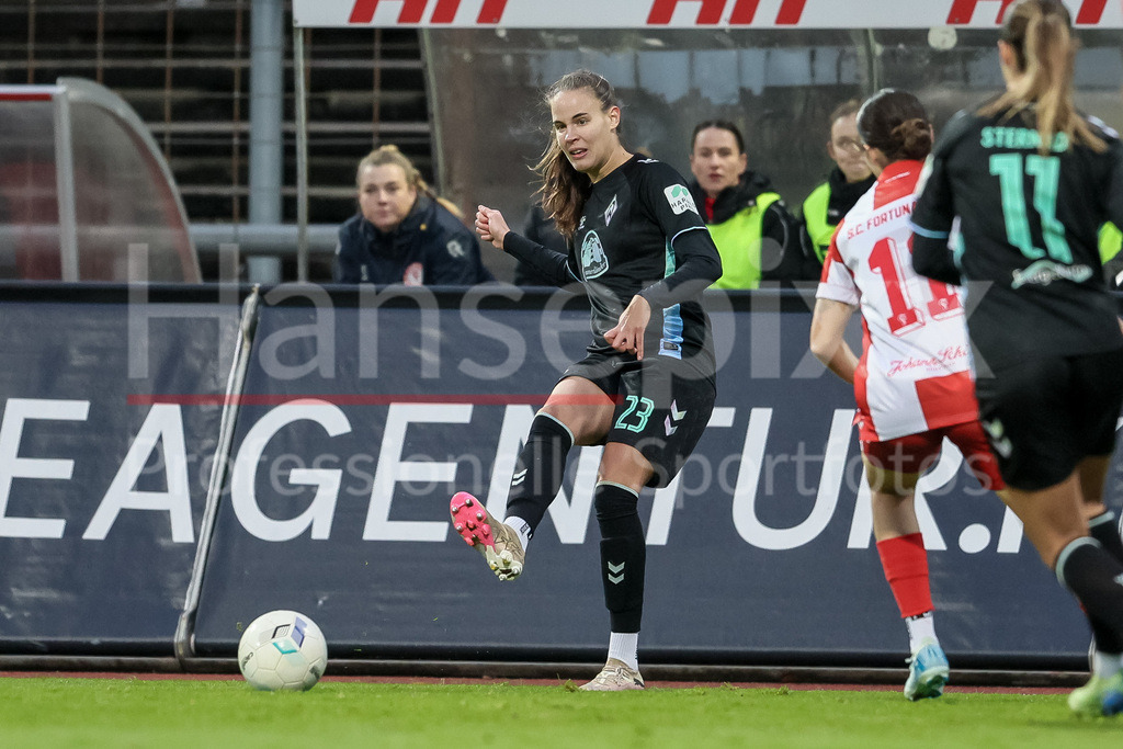 Fussball, DFB-Pokal Frauen, SC Fortuna Köln - SV Werder Bremen | v.li.: Hanna Nemeth (SV Werder Bremen, 23) am Ball, Einzelbild, Ganzkörper, Aktion, Action, Spielszene, DIE DFB-RICHTLINIEN UNTERSAGEN JEGLICHE NUTZUNG VON FOTOS ALS SEQUENZBILDER UND/ODER VIDEOÄHNLICHE FOTOSTRECKEN. DFB REGULATIONS PROHIBIT ANY USE OF PHOTOGRAPHS AS IMAGE SEQUENCES AND/OR QUASI-VIDEO.