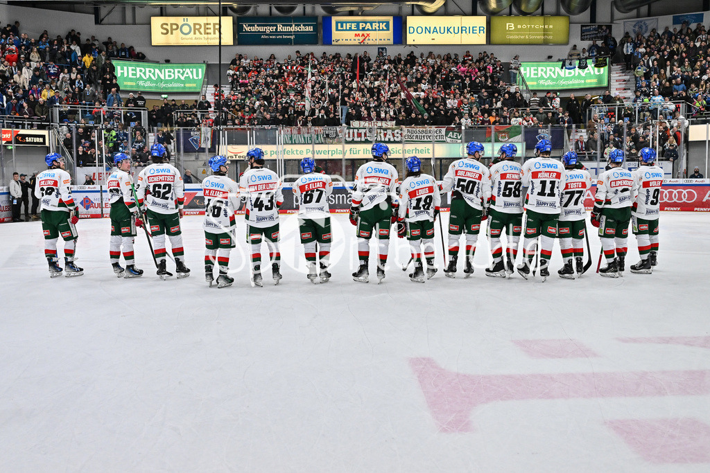ERC Ingolstadt - Augsburger Panther  | Die Spieler der Augsburger nach der Partie vor dem. Gaesteblock in Ingolstadt / DEL: ERC Ingolsdtadt - Augsburger Panther, Saturn Arena am 10.01.2025
