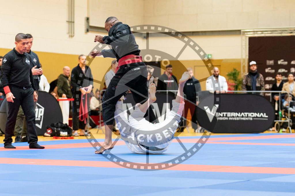 20231118PBB10672 | Fighters compete during the AJP Tour 600 Frankfurt Championship in Frankfurt/Main, Germany, on November 18, 2023.