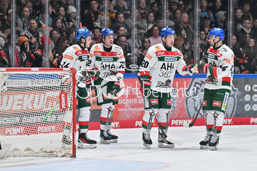 Löwen Frankfurt -Augsburger Panther | Jubel der Gaeste nach dem Treffer zum 1-4 durch Cody KUNYK (Augsburger Panther #20) / Freude / Happy / Tor / Torschuetze / DEL: Loewen Frankfurt - Augsburger Panther, Eissporthalle Frankfurt am 14.02.2025