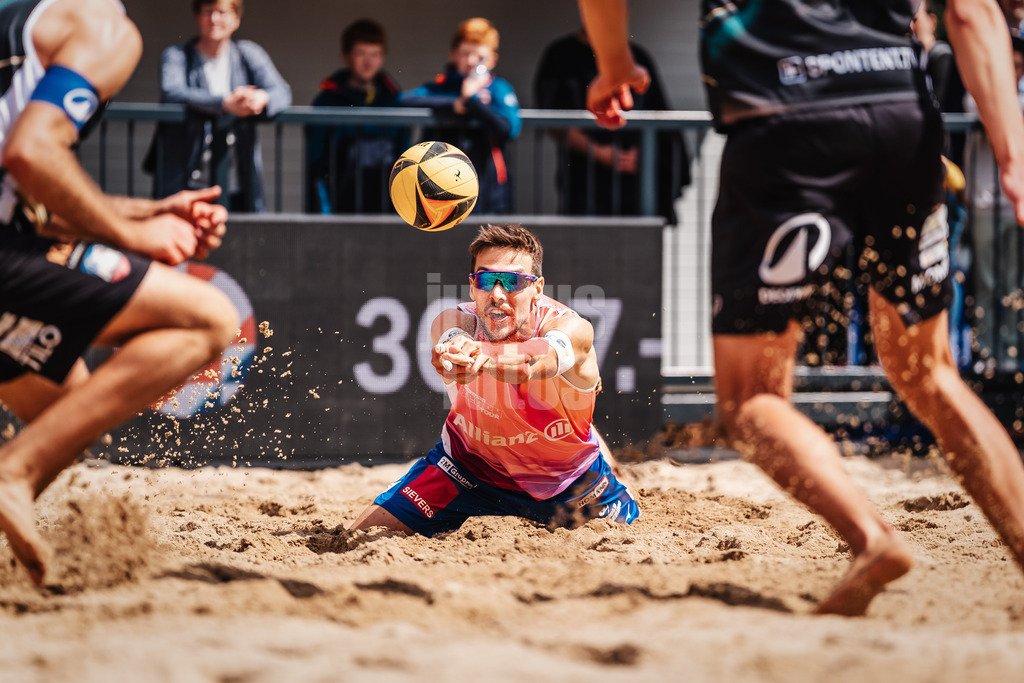 Beachvolleyball | Frauen | Allianz German Beach Tour 2025 | Tourstop Hamburg | 30.05.2025 | David Poniewaz springt zum Ball