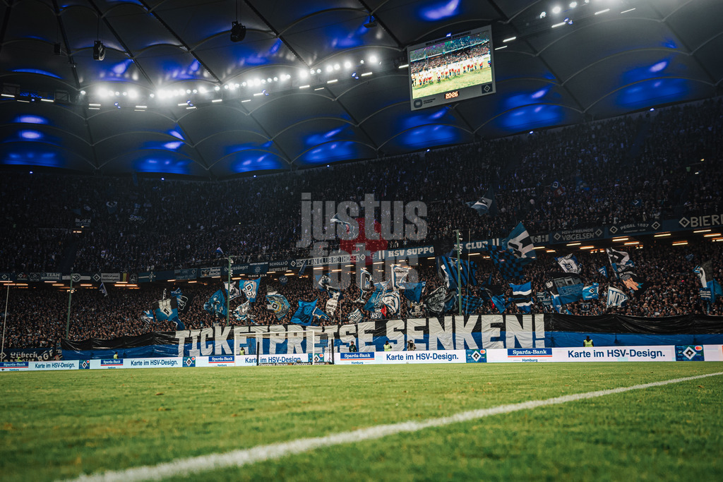 Fußball | Männer | Saison 2024/2025 | 2. Fußball-Bundesliga | 25. Spieltag | Hamburger SV vs. Fortuna Düsseldorf | 08.03.2025 | Die Fans des HSV fordern mit einem Transparent Ticketpreise Senken!