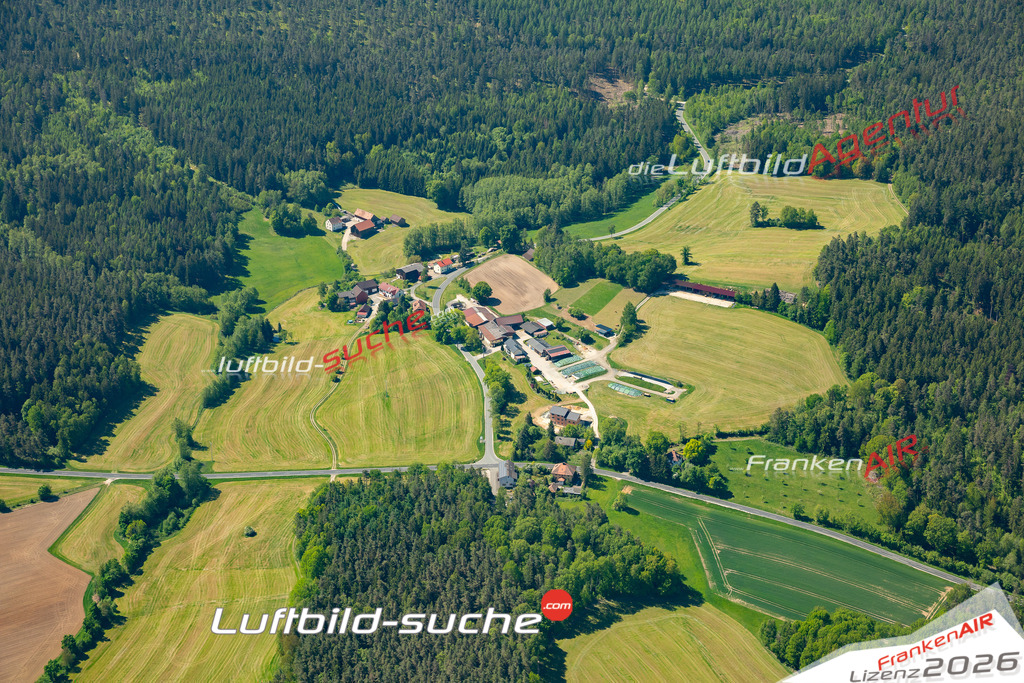 Schrägluftbild  Heinersberg  Kirchenthumbach - Das Luftbild wurde 2025 vom UL-Flugzeug heraus erstellt ( keine Drohne ) - Hochauflösende Luftaufnahme -Nicht vergleichbar mit Google Maps oder Satelittenbilder- Die Geschenkidee !Mit Lizenz und Bildrechte bestellbar
