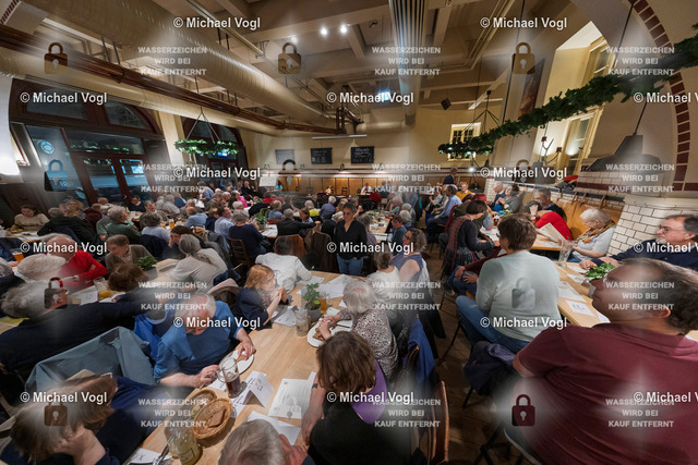 TAM25_K.12__Michael-Vogl_006_6489 | Tage Alter Musik Regensburg K.12 Nachtkonzert Brauhaus am Schloss Cappella Pratensis (Niederlande) Tim Braithwaite, Superius, Leitung Peter de Laurentiis, Tenor, Co-Leitung Sollazzo Ensemble (Frankreich) The Feast of the Swan Das Schwanenfest der Mariengilde von ’s-Hertogenbosch Anna Danilevskaia Vihuela de Arco, Leitung Foto: Michael Vogl