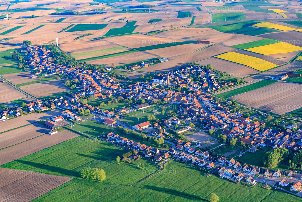 Vue aérienne: Vue d'ensemble du village depuis le nord-ouest à Schleithal dans le département Bas Rhin, France – .Photo: IMG_64406.jpg prise le 17/04/2014 par Werner Riehm/FLY-FOTO.eu – Résolution de l'original: 4752 x 3168 px