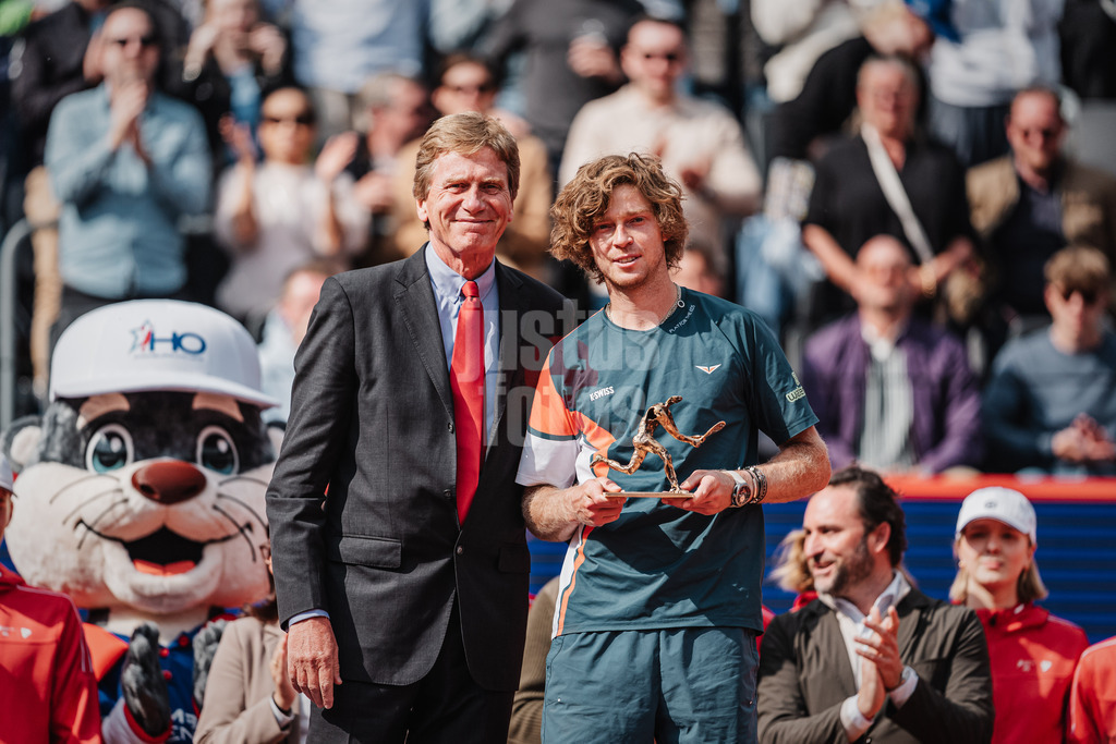 Tennis | Männer | bitpanda Hamburg Open Finale | ATP 500 | Andrei Andrejewitsch Rubljow (RUS) vs. Flavio Cobolli (ITA) | 24.05.2025 | v.l. Dietloff von Arnim (Präsident Deutscher Tennis Bund) und der zweitplatzierte Andrei Andrejewitsch Rubljow mit der Trophäe bei der Siegerehrung
