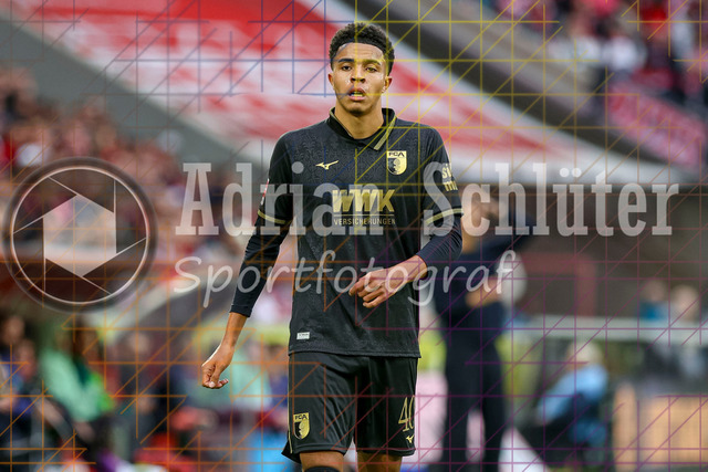 1. FC Köln vs FC Augsburg - 1. Bundesliga  | Köln, Deutschland, 18.10.25:   Anton Kade (FC Augsburg) schaut waehrend des Spiels der 1. Bundesliga zwischen  1. FC Köln vs FC Augsburg im RheinEnergieStadion(Foto von Brauer-Fotoagentur / Adrian Schlueter)