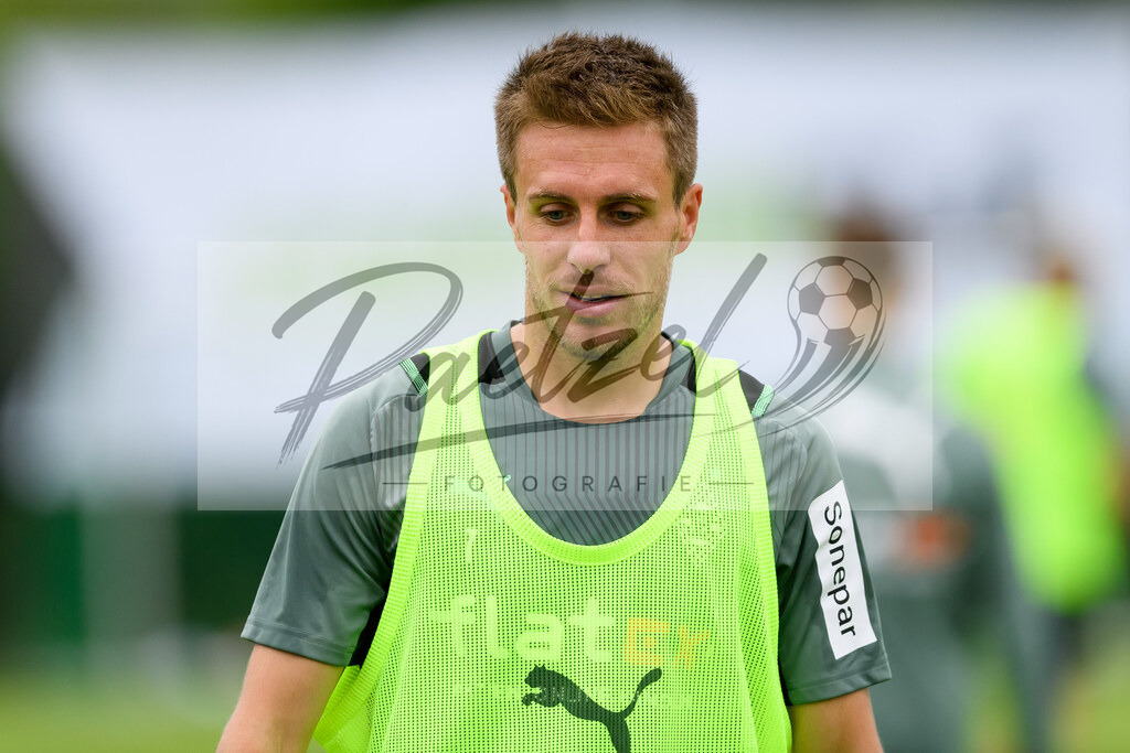 TRABMG20210719_074 | Fussball, Herren: Patrick Herrmann (Borussia Moenchengladbach) schaut beim Training von Borussia Moenchengladbach waehrend des Trainingslagers auf dem Trainingsplatz am Hotel Klosterpforte am 19.07.2021 in Harsewinkel, Deutschland. - Realisiert mit Pictrs.com