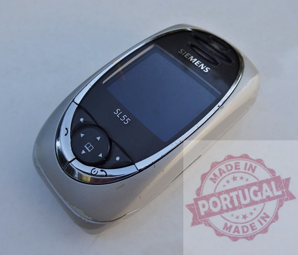Old Siemens SL55 mobile phone showing signs of wear and tear | Used Siemens SL55 mobile phone with visible scratches and wear, highlighting the passage of time and technological advancement - Realisiert mit Pictrs.com