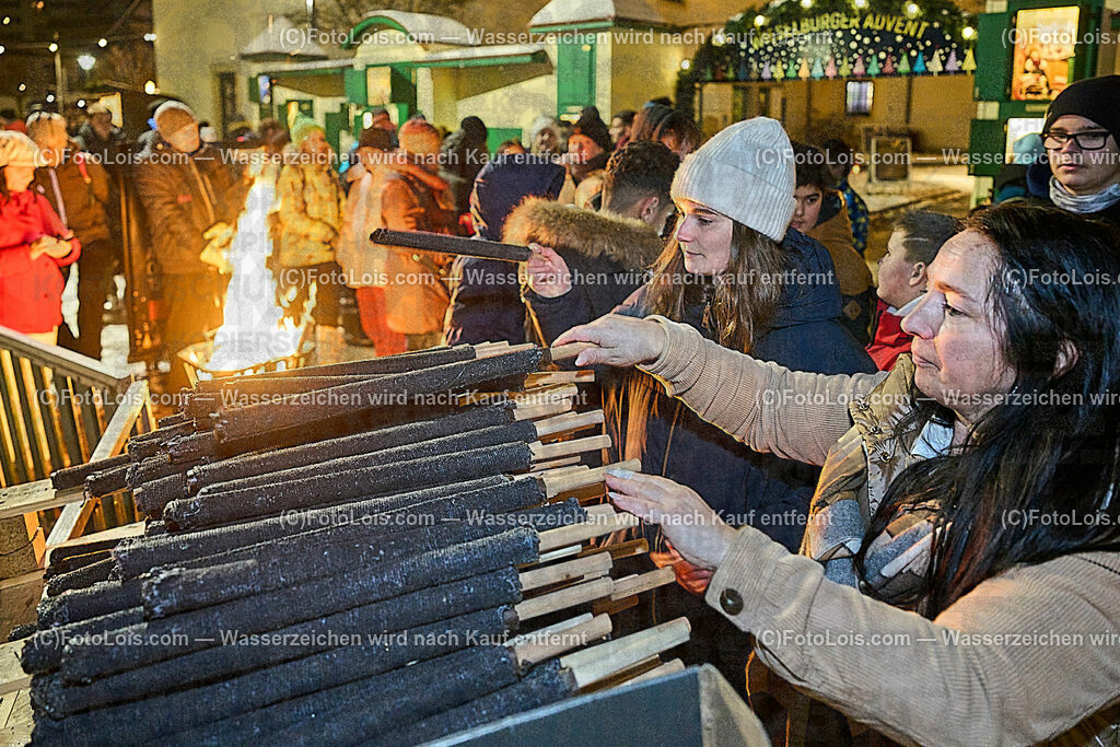 ALP9340_Wieselburger ADVENT_Wintersonnenwende_Fackeln | (C)FotoLois.com, Alois Spandl, Wieselburger Advent, Wintersonnenwendfeier mit Umzug durch die Stadt, Sonnenwendfeuer und Perchtenlauf mit Show im Schlosspark, Mitwirkung der Partnergemeinde EINBECK, Sa 17. Dezmber 2022.