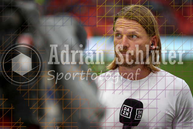 Bayer 04 Leverkusen vs Borussia Mönchengladbach - Bundesliga  | Leverkusen, Deutschland, 21.09.25:   Trainer Eugen Polanski (Borussia Mönchengladbach) schaut im Interview waehrend des Spiels der Bundesliga zwischen  Bayer 04 Leverkusen vs Borussia Mönchengladbach in der BayArena(Foto von Brauer-Fotoagentur / Adrian Schlueter)
