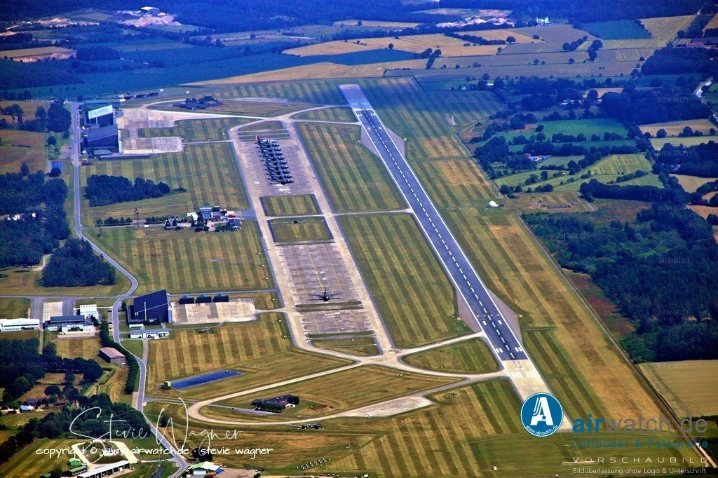 fliegerhorst-hohn-airwatch-wagner_MG_0841 | Entdecken Sie atemberaubende Luftbilder und Fotografien auf airwatch.de - Tauchen Sie ein in eine Welt voller faszinierender Aufnahmen aus der Vogelperspektive.