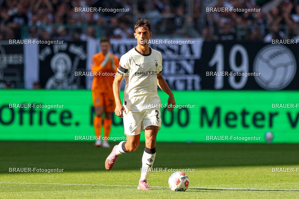 Borussia Mönchengladbach vs Hamburger SV - Bundesliga  | Mönchengladbach, Deutschland, 24.08.25:   Fabio Chiarodia (Borussia Mönchengladbach) in Aktion am Ball, Einzelaktion waehrend des Spiels der Bundesliga zwischen Borussia Mönchengladbach vs Hamburger SV im Stadion im Borussia Park(Foto von Brauer-Fotoagentur / Adrian Schlueter)