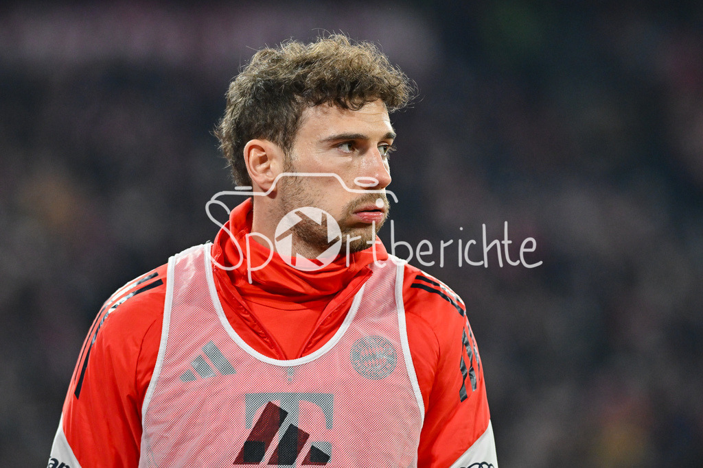 FC Bayern München - TSG 1899 Hoffenheim | MUNICH, GERMANY - 08. FEBRUARY: im Bild Leon GORETZKA (FC Bayern Munich 8) beim warmmachen während dem Bundesligamatch zwischen dem FC Bayern München und der TSG 1899 Hoffenheim am 21. Spieltag in der Allianz Arena / DFL REGULATIONS PROHIBIT ANY USE OF PHOTOGRAPHS AS IMAGE SEQUENCES AND/OR QUASI-VIDEO / Einzelfoto / Freisteller / genervt / traurig