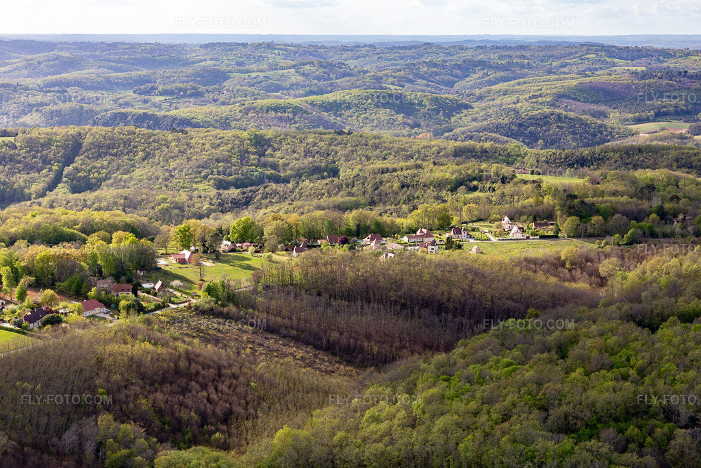 Aerial view: View of the town in La Roque-Gageac in the state Dordogne, France. – Photo: IMG_113417.jpg taken on 04/16/2019 by Werner Riehm/FLY-FOTO.com – Resolution of the original: 5472 x 3648 px