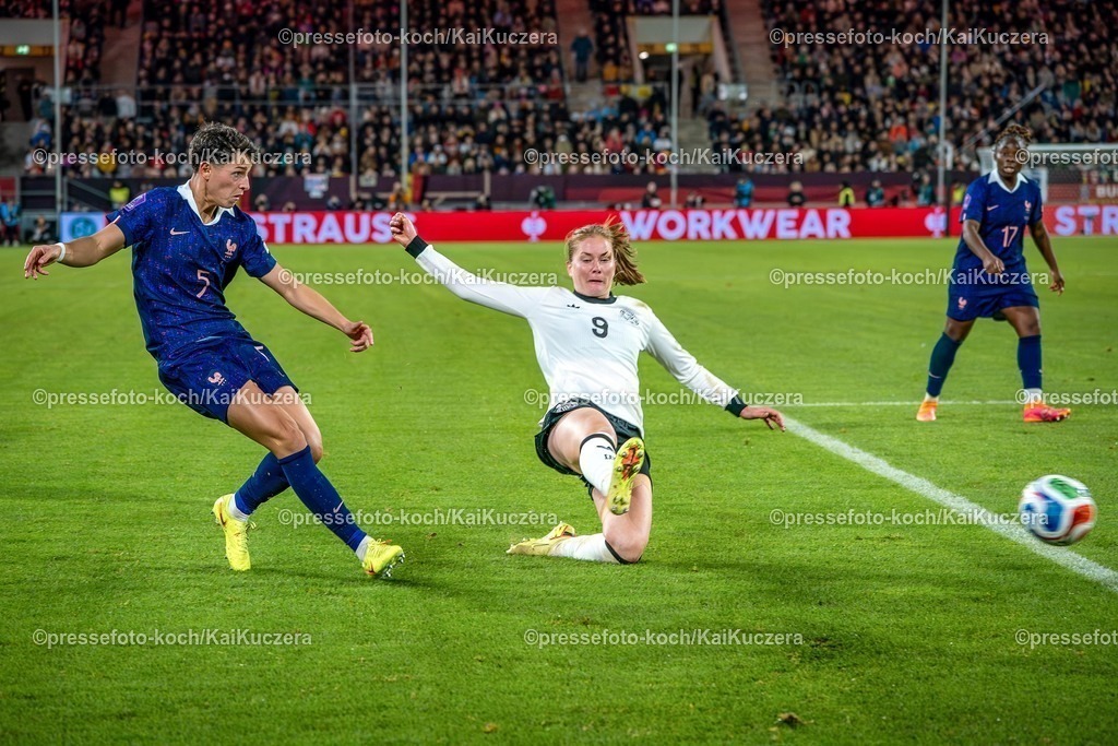 xKKUx24102501082 | 24.10.2025, xkkux, Fußball, UEFA Women s Nations League Halbfinale, Saison 2025/2026, Länderspiel Hinspiel in der MERKUR SPIEL-ARENA Düsseldorf, Elisa De Almeida (FRA #05) Sjoeke Nüsken (GER #09) 