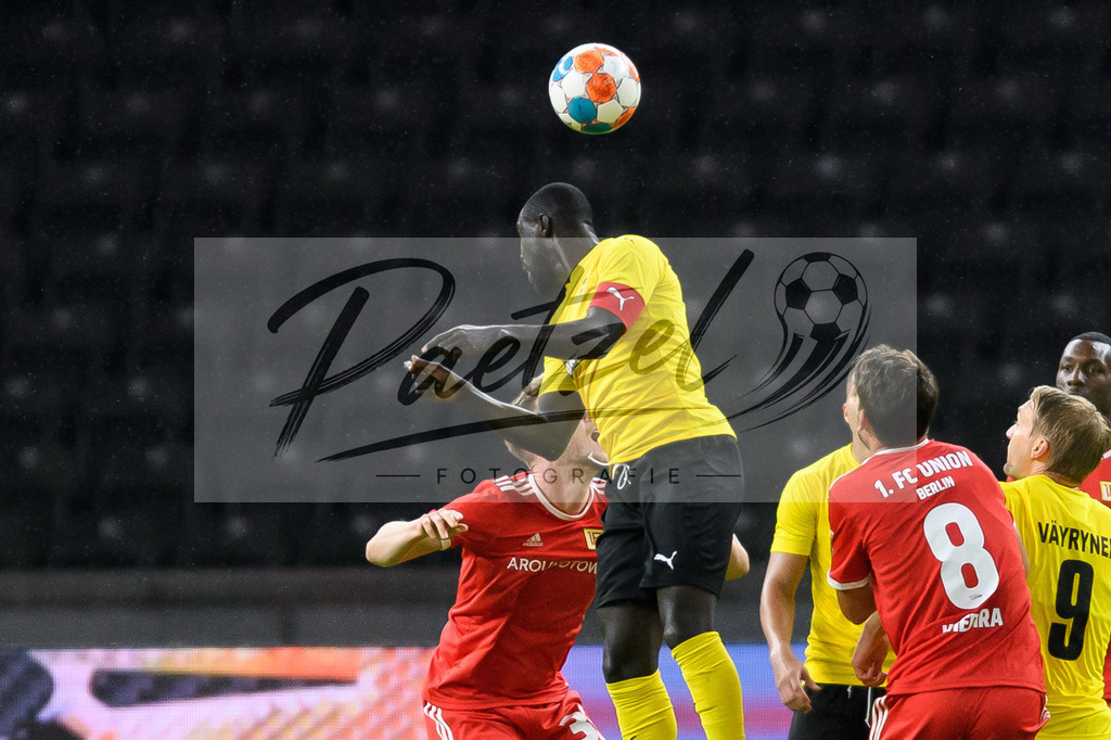 FCUKUO20210826_004 | Fussball, Herren: Bismark Adjei-Boateng (Kuopion PS) und Cedric Teuchert (1.FC Union Berlin) im Zweikampf beim Spiel der UEFA Conference League zwischen 1. FC Union Berlin und Kuopion PS im Olympiastadion am 26.08.2021 in Berlin, Deutschland. - Realisiert mit Pictrs.com