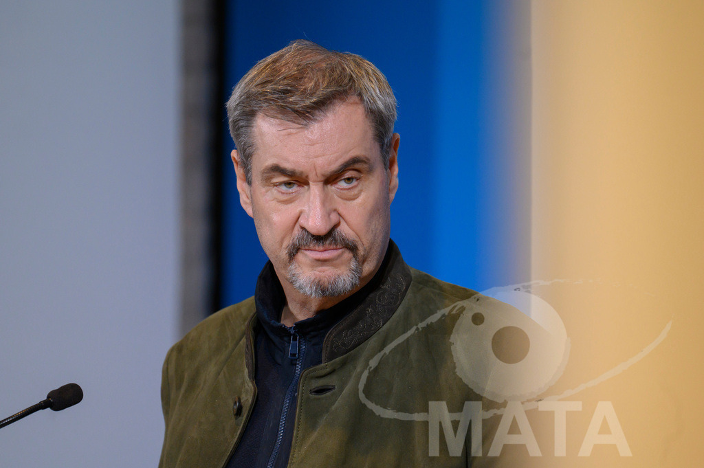 _DWI7621 | Bayerns Ministerpräsident Markus Söder (CSU) bei einer Pressekonferenz im Lokschuppen. Rosenheim, 02.12.2025 Bayern Deutschland - Realized with Pictrs.com