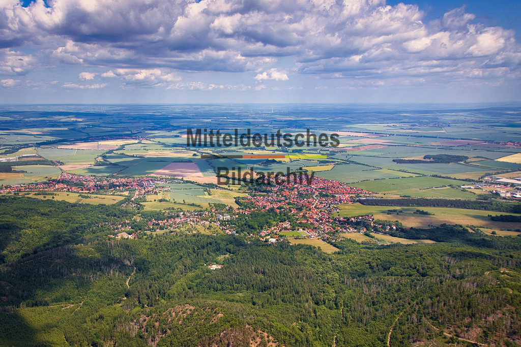 Darlingerode-Harz-Luftbild-Sachsen-Anhalt_4764 | Die Luftaufnahme zeigt Darlingerode aus der Vogelperspektive. Der Ort liegt am Nordrand des Harzes zwischen Ilsenburg und Wernigerode und ist von einer abwechslungsreichen Kulturlandschaft geprägt. Die Aufnahme dokumentiert die gewachsene Ortsstruktur und die reizvolle Lage am Übergang zur Harzlandschaft. - Realisiert mit Pictrs.com
