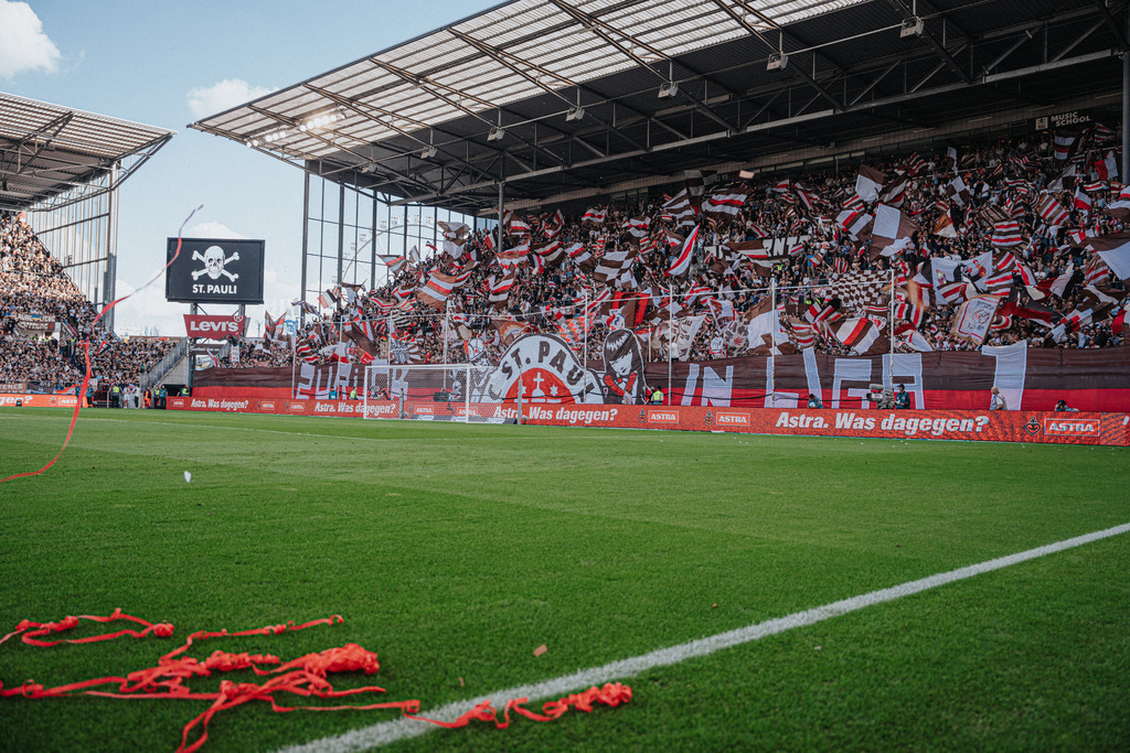 FCP03971 | Der offizielle Shop für FC St. Pauli Fotos. Wähle aus Spielszenen & Fanmomenten dein FCSP Wunschformat. Wir liefern Millerntor-Atmosphäre.