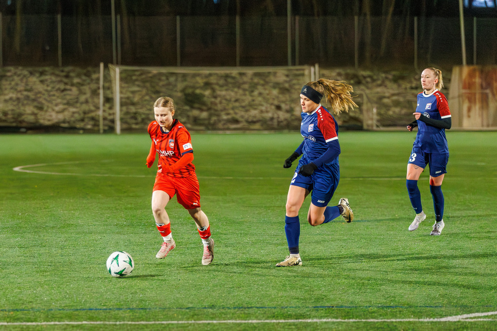 FCHFCE_251121_2485 | 1.FC Heidenheim 1846 II vs. FC Ellwangen II, Fußball, Frauen, Bezirksliga, 2025/2026, 10. Spieltag, 22.11.2025 in Heidenheim, Kunstrasen b. Voith-Arena West, Flutlichtspiel(Foto: Michael Bulling) - Realisiert mit Pictrs.com