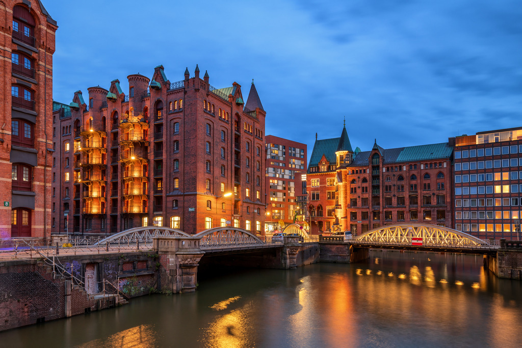 10261002 - Kleines Fleet zur blauen Stunde | Das Kleine Fleet in der Speicherstadt zur blauen Stunde. Erhältlich als hochwertiges Wandbild auf Leinwand, Acrylglas, Alu-Dibond, Poster oder digital als Download, einfach über "Bestellen" konfigurieren.