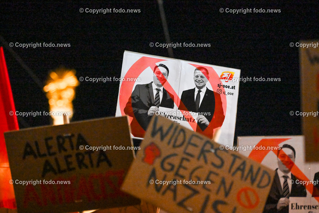 Demonstration Linz gegen rechts_ gegen Burschenbundball_ 04.02.2023-14 | 04.02.2023, Linz, AUT, DemonstrationLinz gegen rechts, gegen Burschenbundball im Bild Kundgebungsteilnehmer, Demonstranten, Transparente, Plakate