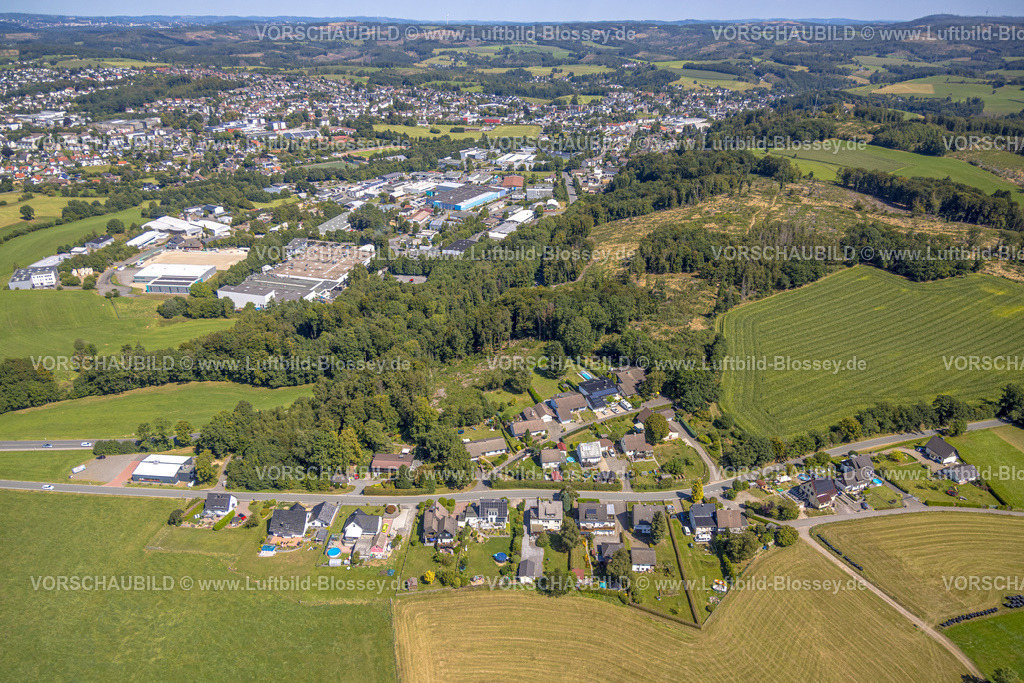 Kierspe250813150 | Luftbild, Wohnsiedlung Heednocken und Wilbringhausener Straße, hinten das Gewerbegebiet Waldheimstraße, Waldgebiet mit Waldschäden, Höferhof, Kierspe, Sauerland, Nordrhein-Westfalen, Deutschland